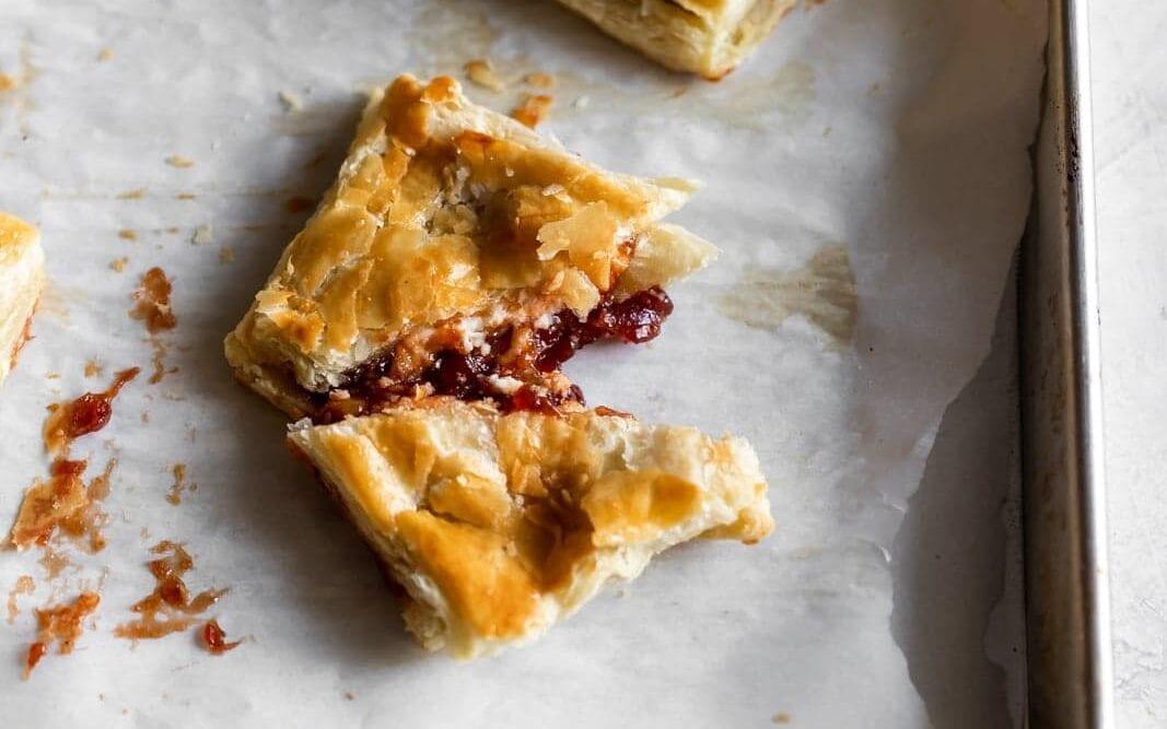 Cuban pastries or turnovers filled with guava paste and cream cheese. Just 4 ingredients make these pastelitos de guayaba y queso come to life!