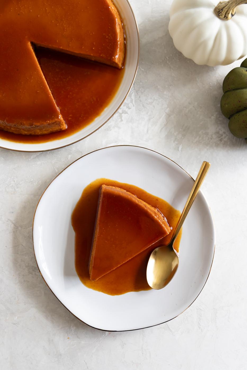 Creamy pumpkin pie with caramel sauce, perfect for holiday desserts.
