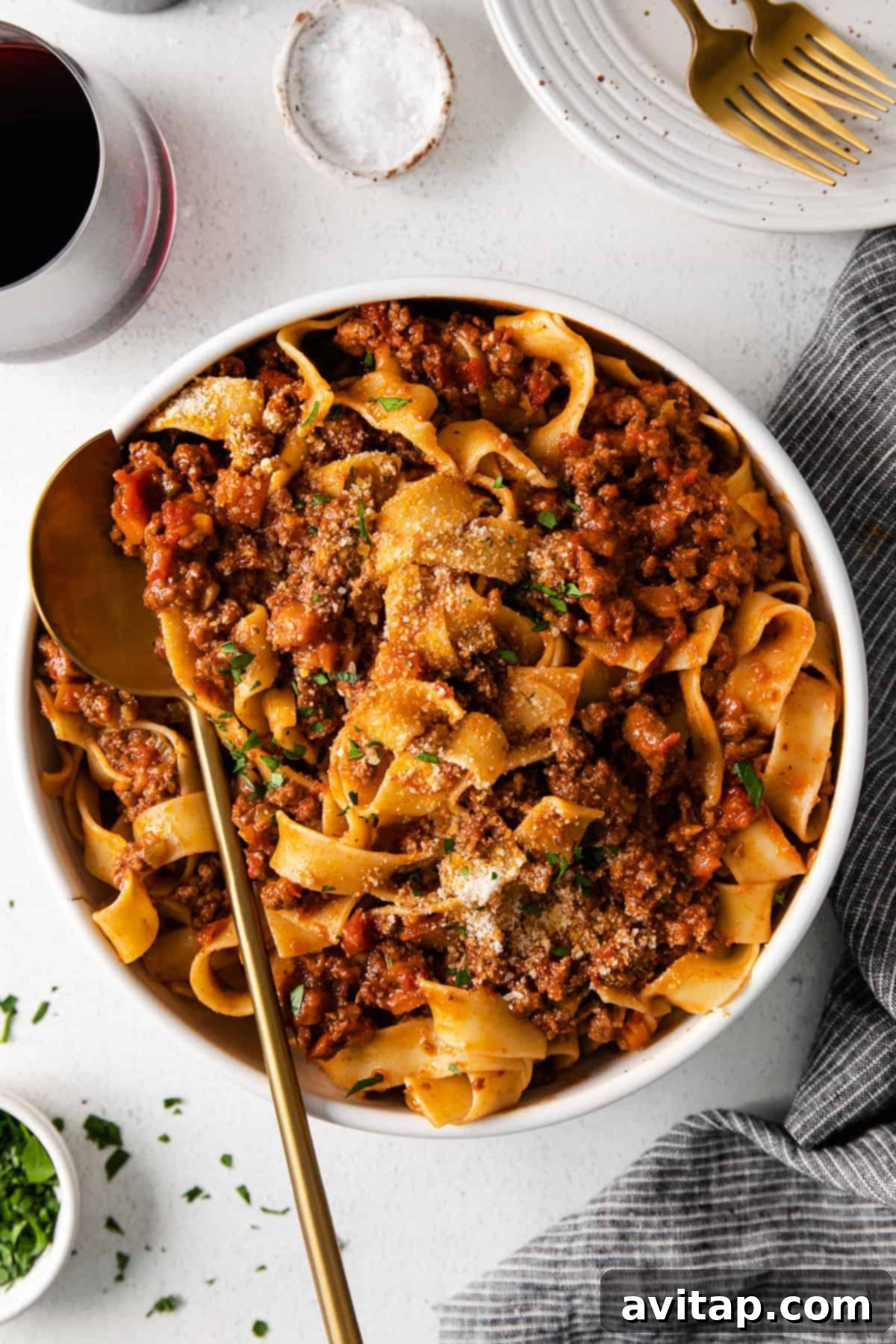 Slow Cooker Bolognese with Pasta: A Delicious and Easy Meal A hearty slow cooker bolognese served with pasta in a white dish, ready to eat.
