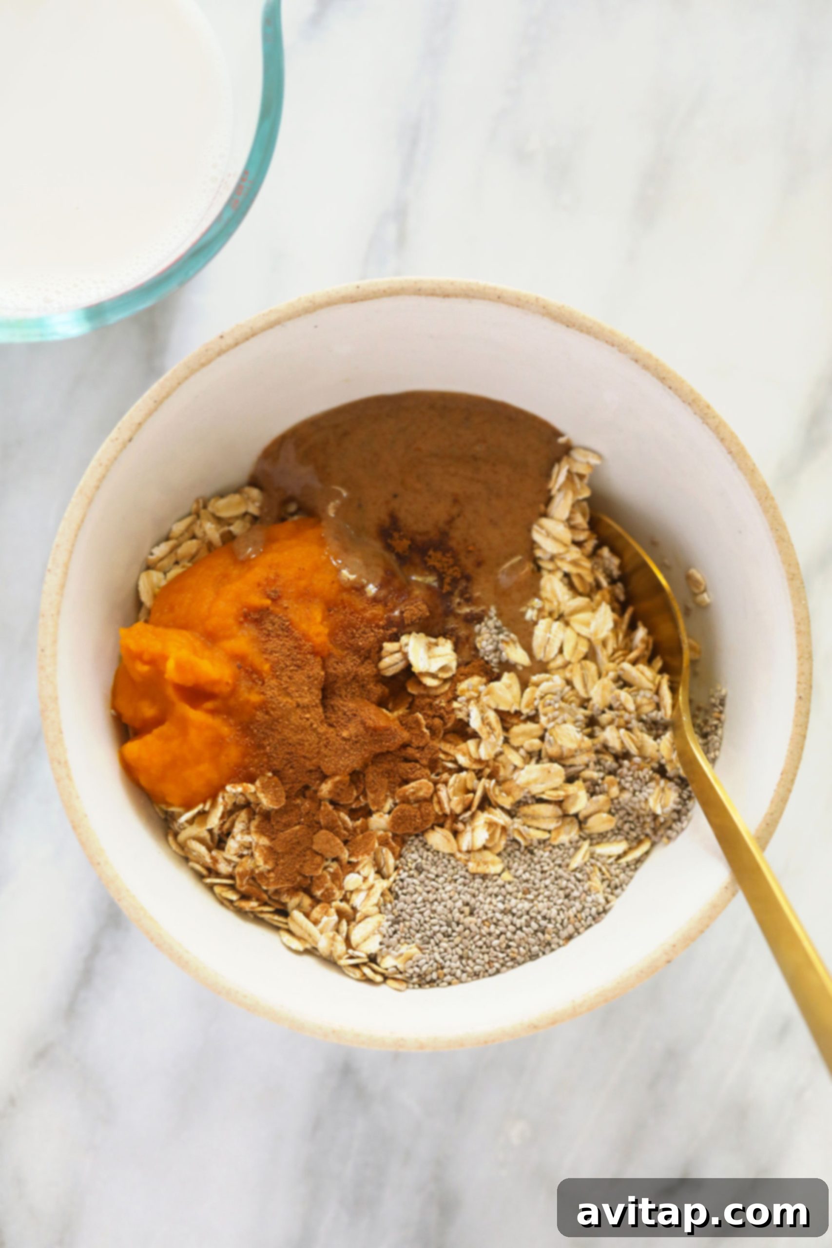Essential Ingredients for Your Pumpkin Cheesecake Overnight Oats Key ingredients for pumpkin overnight oats displayed in a bowl, ready for preparation.