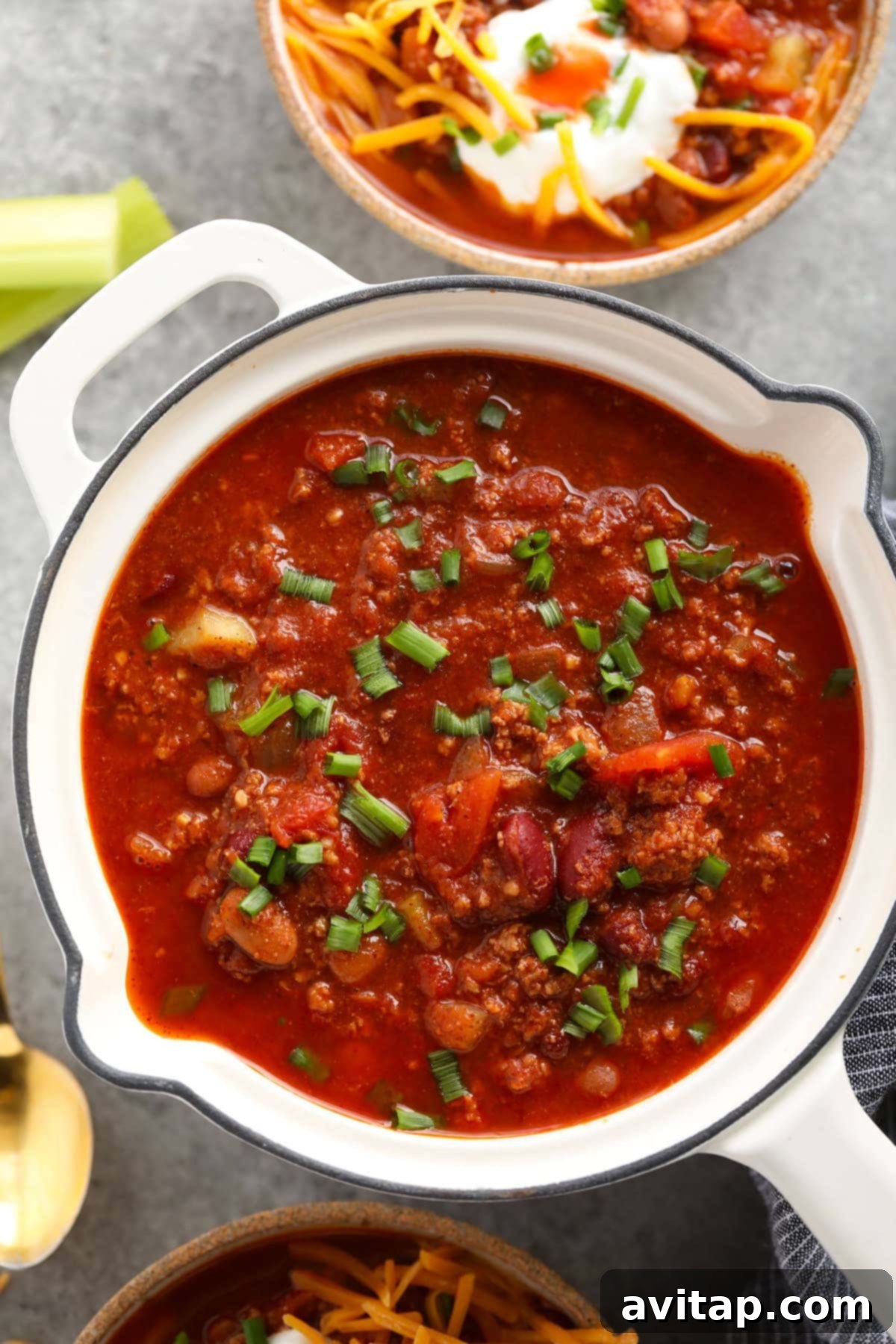 The Best Easy Turkey Chili Recipe for a Quick and Flavorful Meal A large pot of steaming, rich turkey chili, garnished and ready to be served. Perfect for a cozy meal.