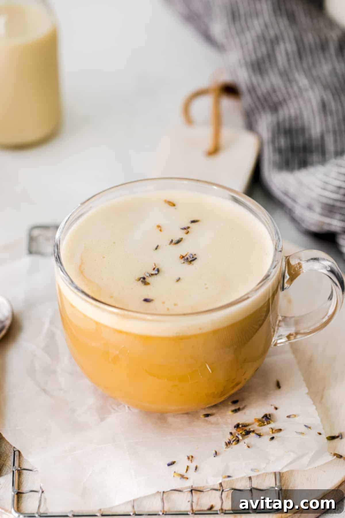 Start your day with this deliciously easy London fog drink! This latte is made with earl grey tea, your favorite steamed milk and slightly sweetened. A cozy London fog drink in a warm mug, perfect for starting the day.