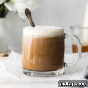 A beautifully presented miel latte with honey drizzle on top, highlighting the drink's appeal and inviting taste.