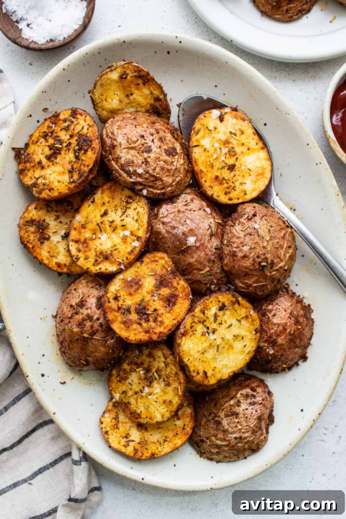 Crispy Air Fryer Potatoes: Your New Favorite Side A serving of perfectly crispy air fryer potatoes on a plate, ready to be enjoyed.