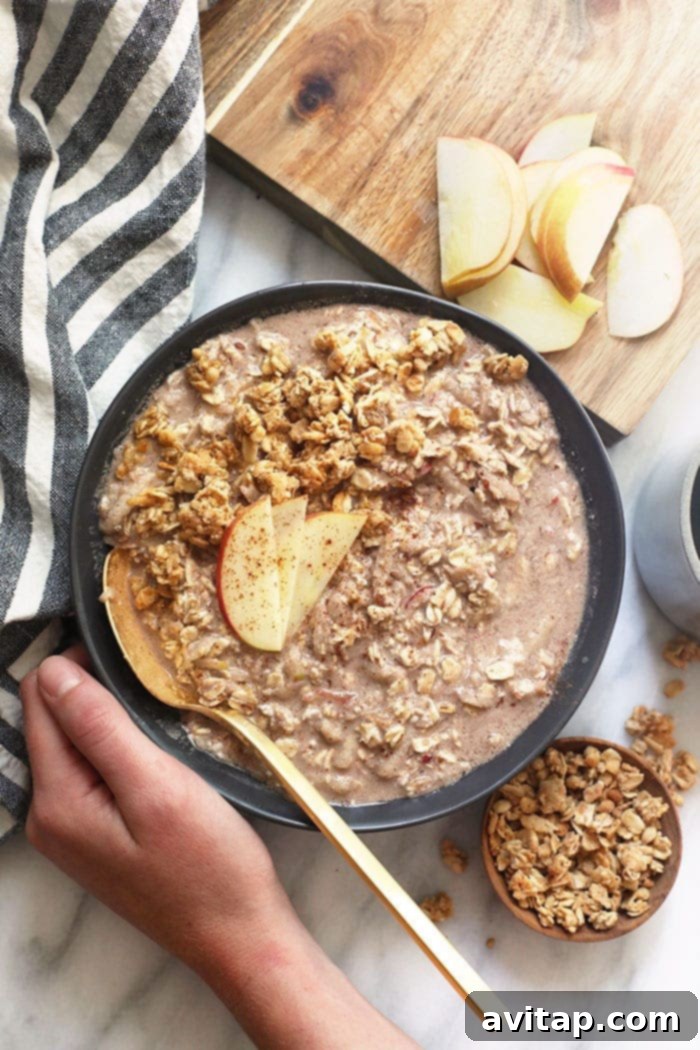 Creamy Apple Cinnamon Overnight Oats: A Delicious and Healthy Breakfast A bowl of creamy apple cinnamon overnight oats, ready to be enjoyed.
